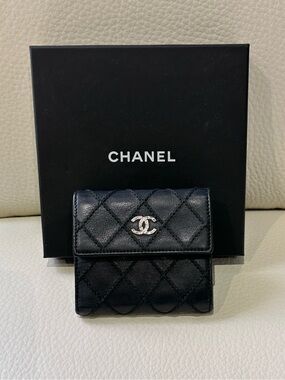 CHANEL Black Quilted Leather Compact Wallet with Silver CC Emblem